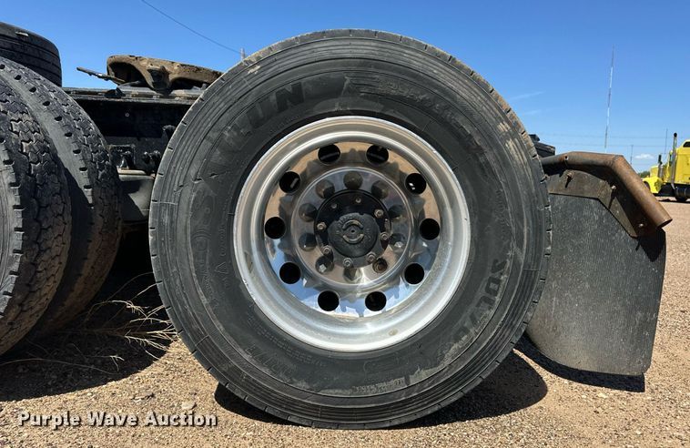 image for item EQ4789 2014 Freightliner Cascadia semi truck