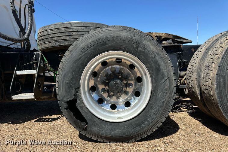 image for item EQ4789 2014 Freightliner Cascadia semi truck