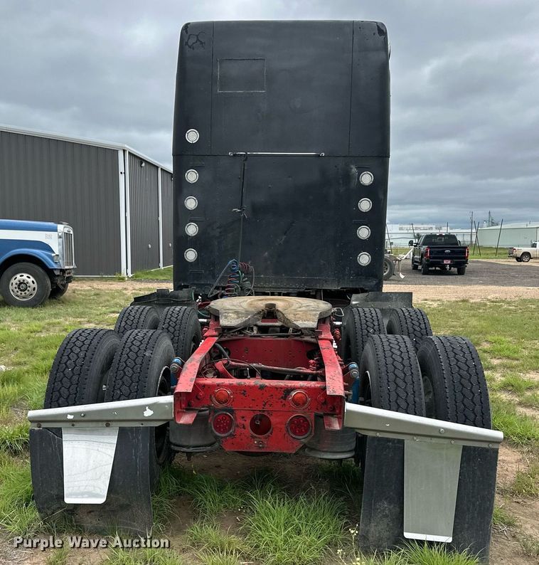 image for item EQ4860 1998 Freightliner FLD120 semi truck