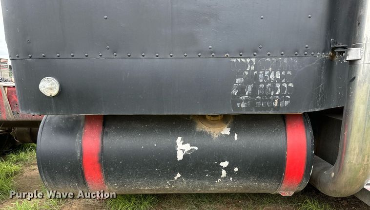 image for item EQ4860 1998 Freightliner FLD120 semi truck