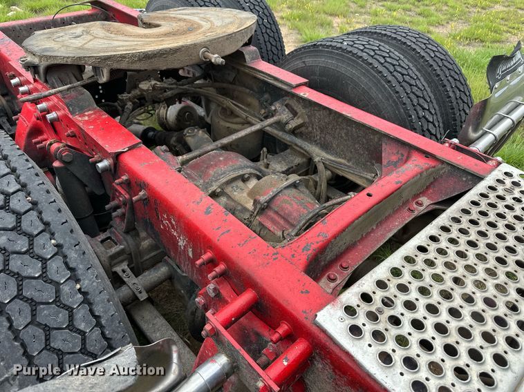 image for item EQ4860 1998 Freightliner FLD120 semi truck