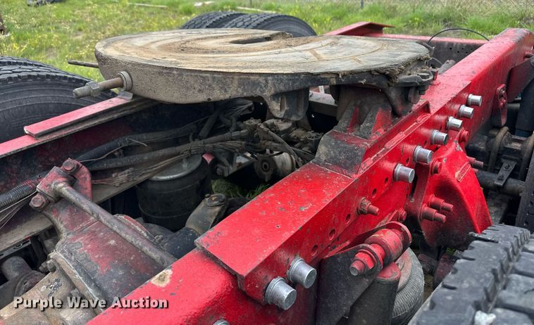 image for item EQ4860 1998 Freightliner FLD120 semi truck