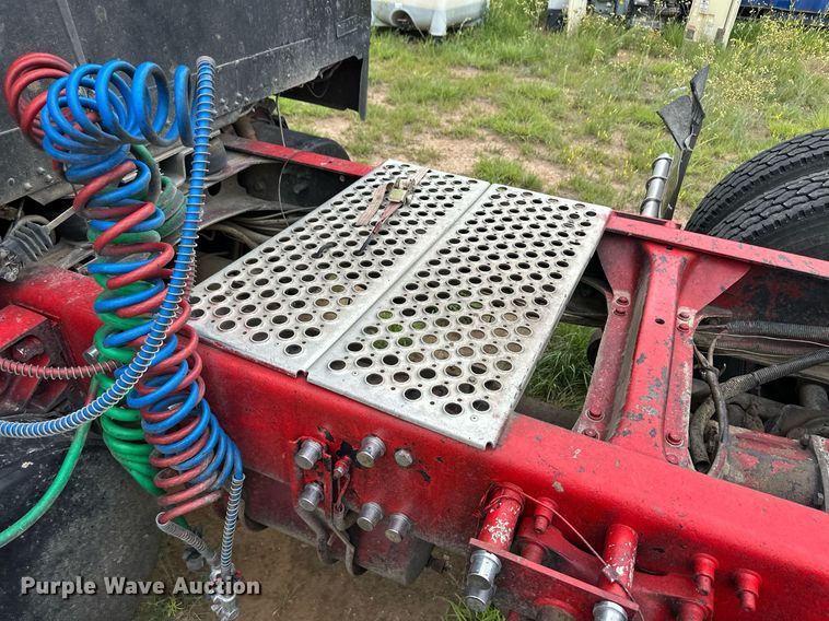 image for item EQ4860 1998 Freightliner FLD120 semi truck