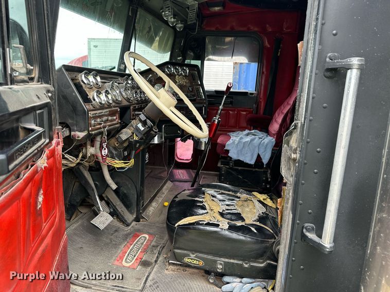 image for item EQ4860 1998 Freightliner FLD120 semi truck