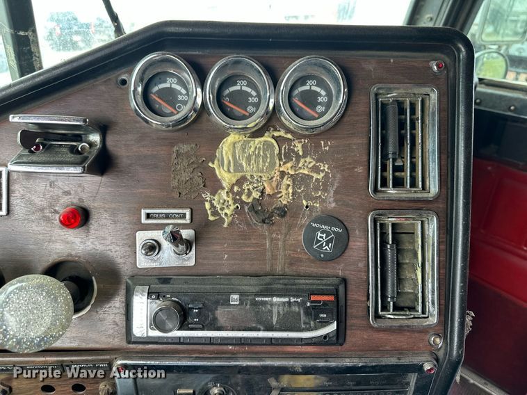 image for item EQ4860 1998 Freightliner FLD120 semi truck