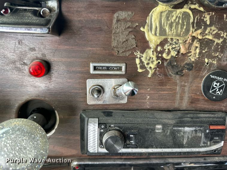 image for item EQ4860 1998 Freightliner FLD120 semi truck