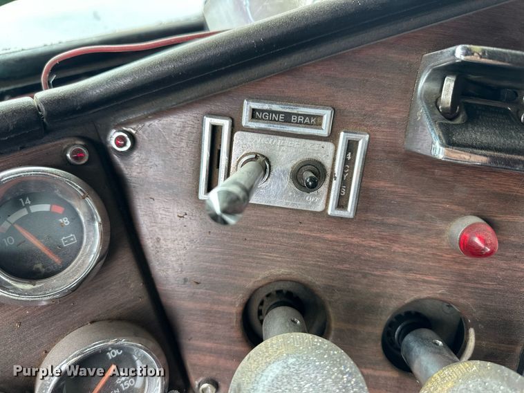 image for item EQ4860 1998 Freightliner FLD120 semi truck