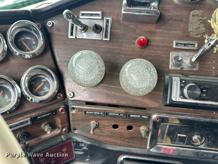 image for item EQ4860 1998 Freightliner FLD120 semi truck