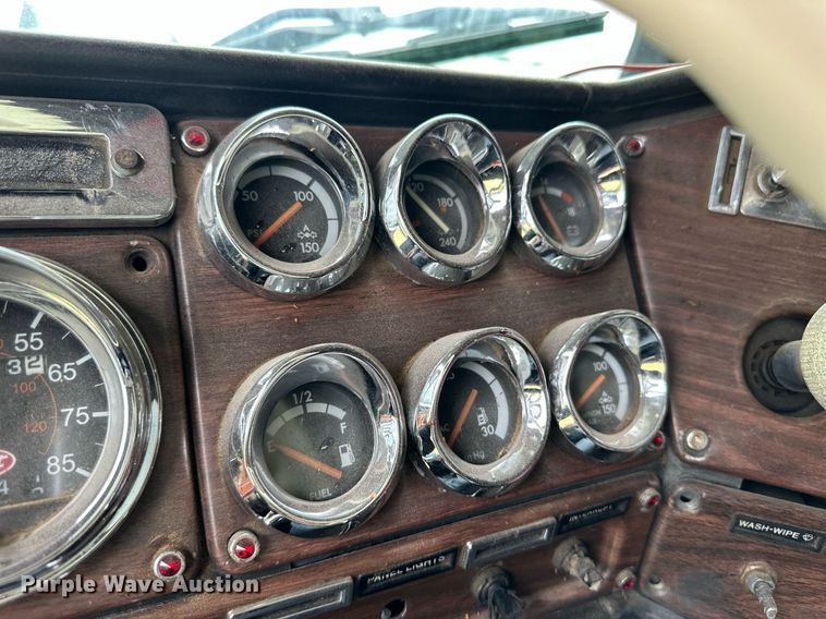 image for item EQ4860 1998 Freightliner FLD120 semi truck