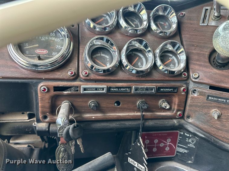 image for item EQ4860 1998 Freightliner FLD120 semi truck