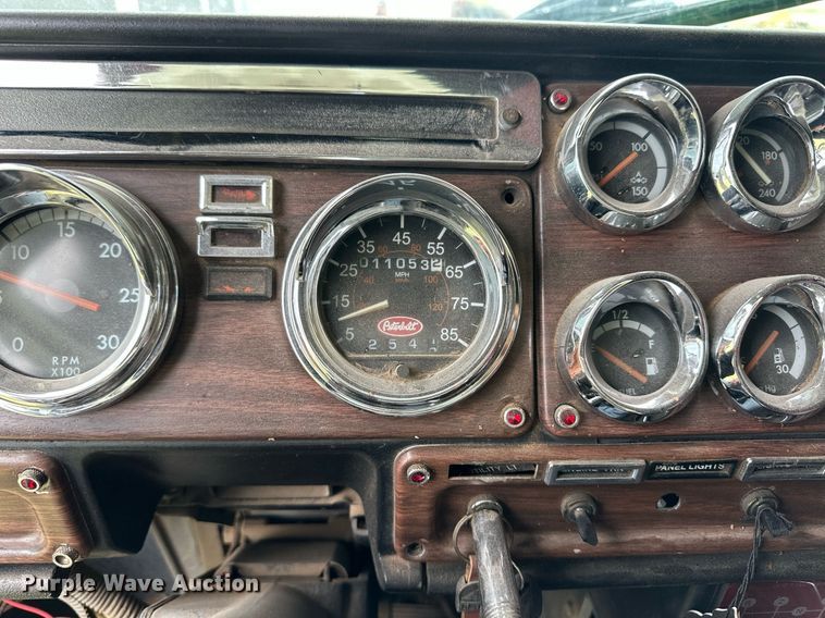 image for item EQ4860 1998 Freightliner FLD120 semi truck