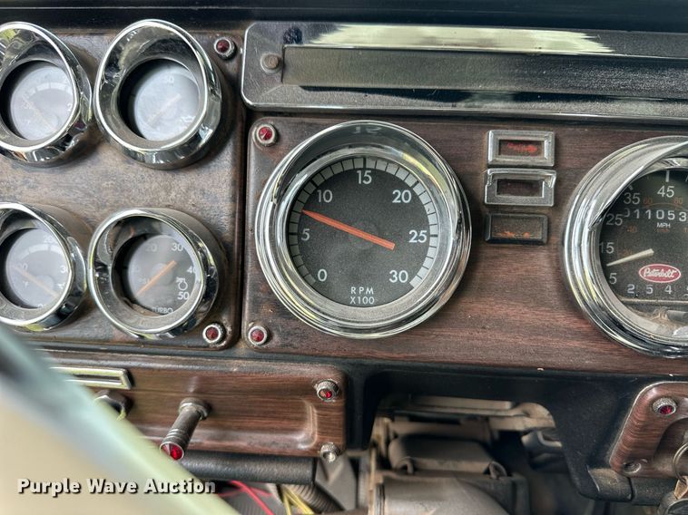 image for item EQ4860 1998 Freightliner FLD120 semi truck