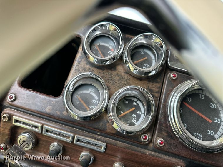 image for item EQ4860 1998 Freightliner FLD120 semi truck