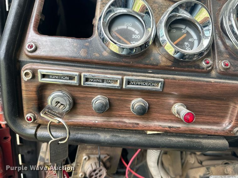 image for item EQ4860 1998 Freightliner FLD120 semi truck