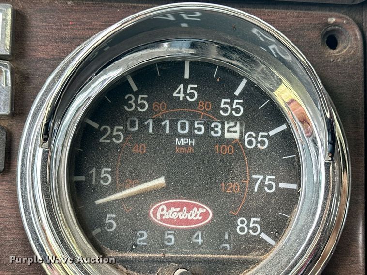 image for item EQ4860 1998 Freightliner FLD120 semi truck