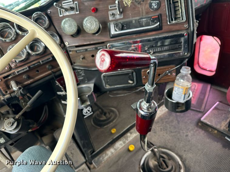 image for item EQ4860 1998 Freightliner FLD120 semi truck