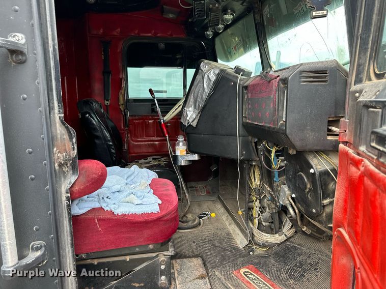 image for item EQ4860 1998 Freightliner FLD120 semi truck