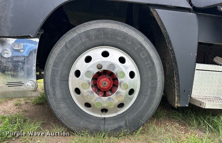 image for item EQ4860 1998 Freightliner FLD120 semi truck