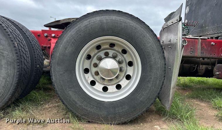 image for item EQ4860 1998 Freightliner FLD120 semi truck