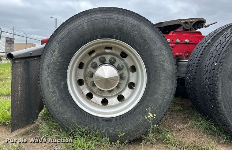 image for item EQ4860 1998 Freightliner FLD120 semi truck