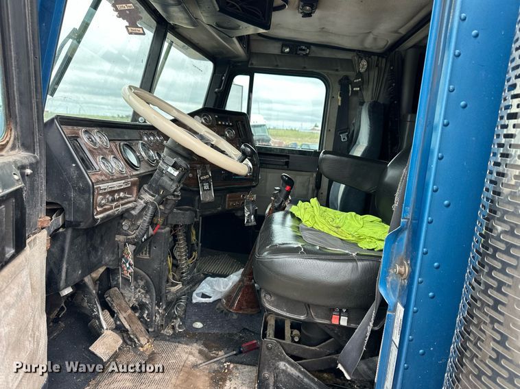 image for item EQ4861 1998 Freightliner FLD semi truck