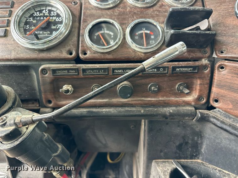 image for item EQ4861 1998 Freightliner FLD semi truck