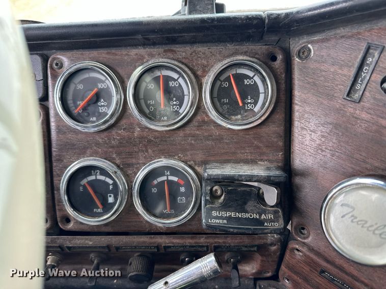 image for item EQ4861 1998 Freightliner FLD semi truck