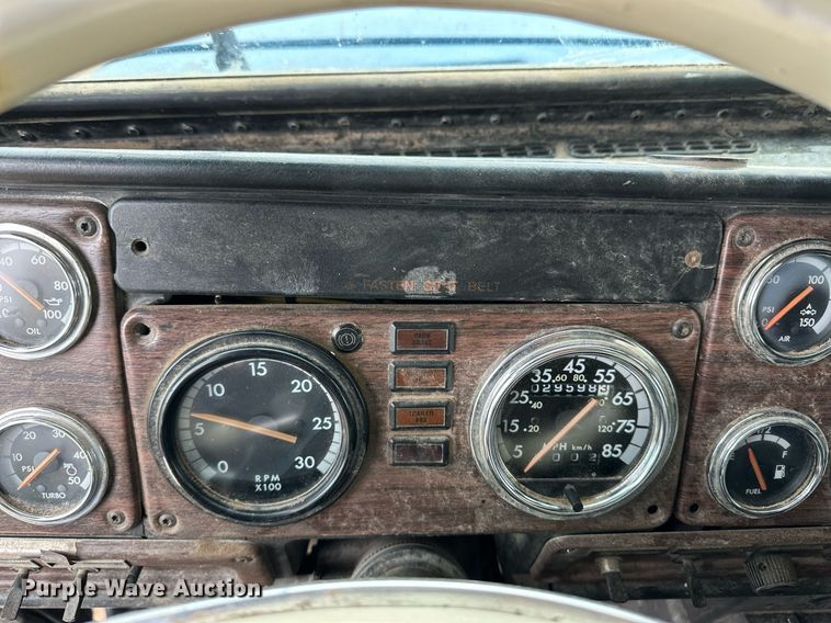 image for item EQ4861 1998 Freightliner FLD semi truck