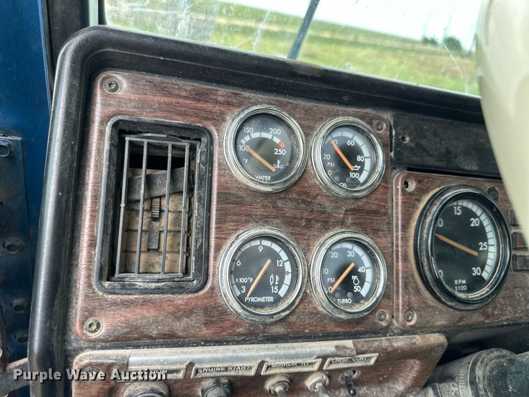 image for item EQ4861 1998 Freightliner FLD semi truck