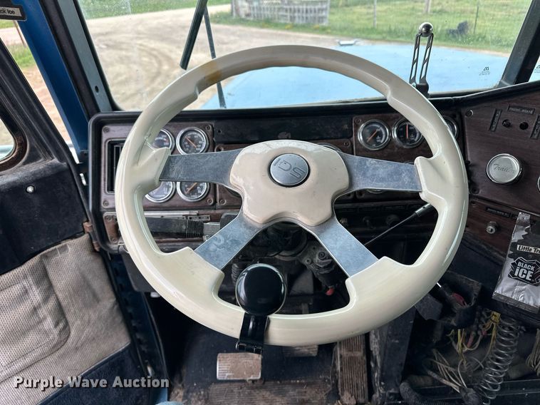 image for item EQ4861 1998 Freightliner FLD semi truck