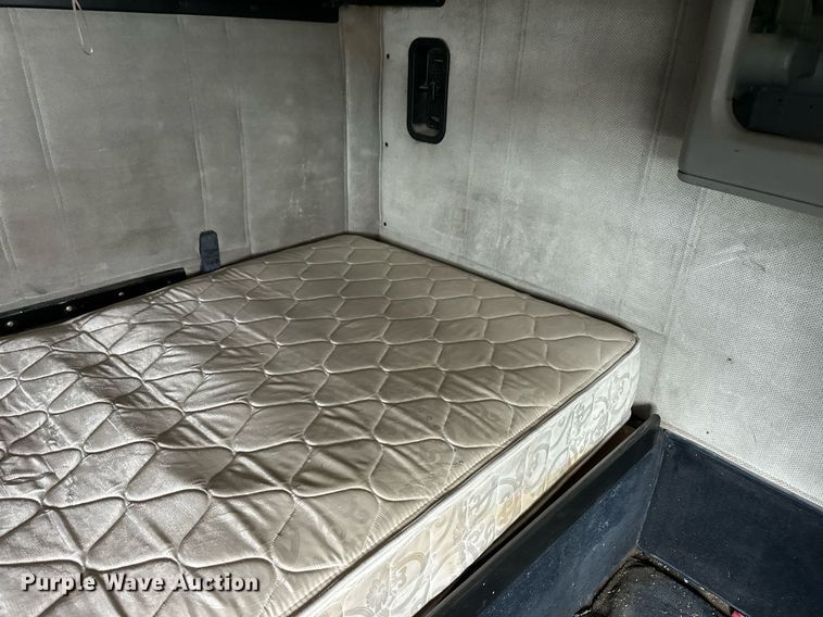 image for item EQ4861 1998 Freightliner FLD semi truck