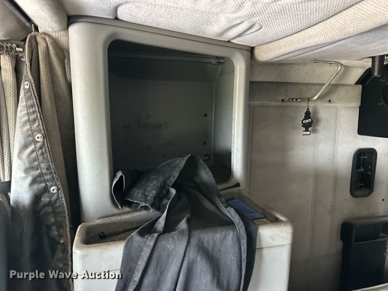 image for item EQ4861 1998 Freightliner FLD semi truck