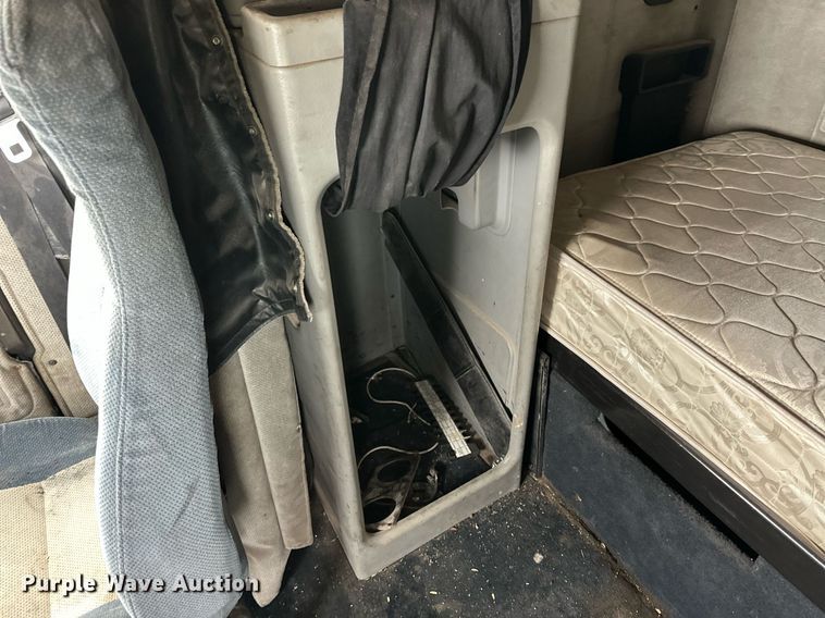 image for item EQ4861 1998 Freightliner FLD semi truck