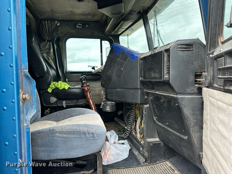 image for item EQ4861 1998 Freightliner FLD semi truck