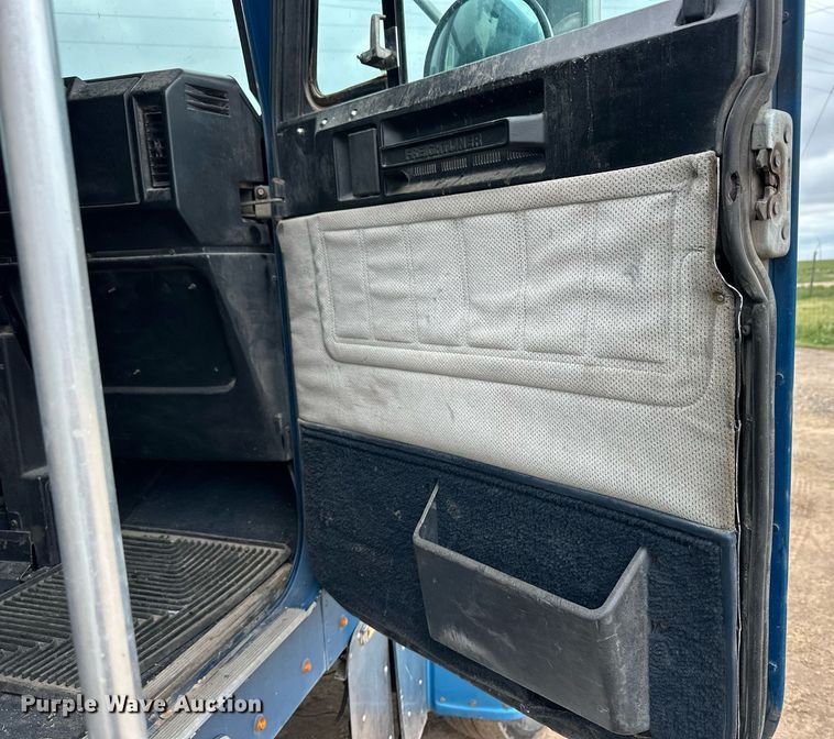 image for item EQ4861 1998 Freightliner FLD semi truck