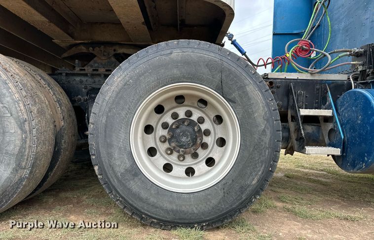 image for item EQ4861 1998 Freightliner FLD semi truck