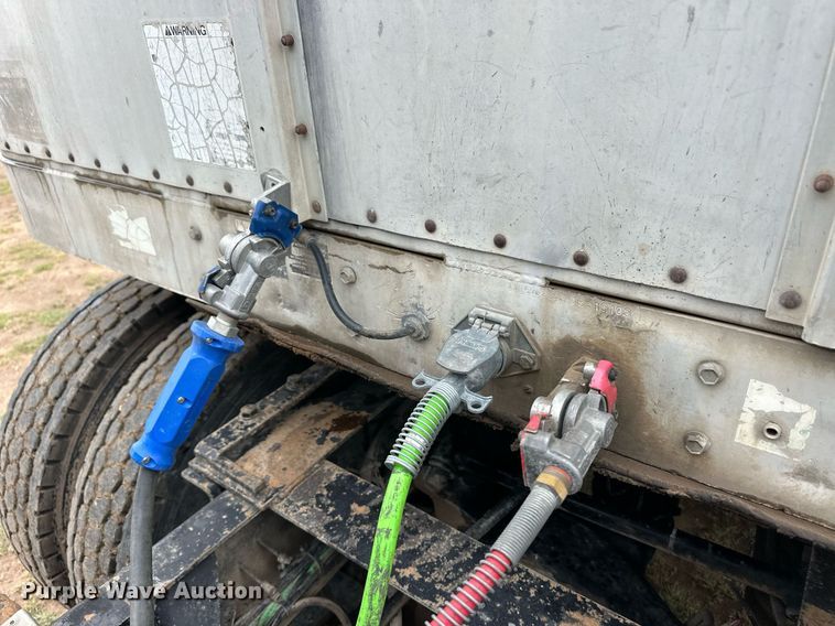 image for item EQ4862 1997 Wilson PSAL-303P livestock trailer