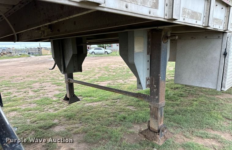 image for item EQ4862 1997 Wilson PSAL-303P livestock trailer