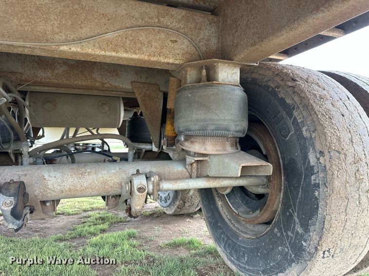 image for item EQ4862 1997 Wilson PSAL-303P livestock trailer