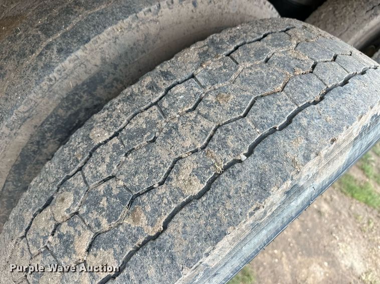 image for item EQ4862 1997 Wilson PSAL-303P livestock trailer