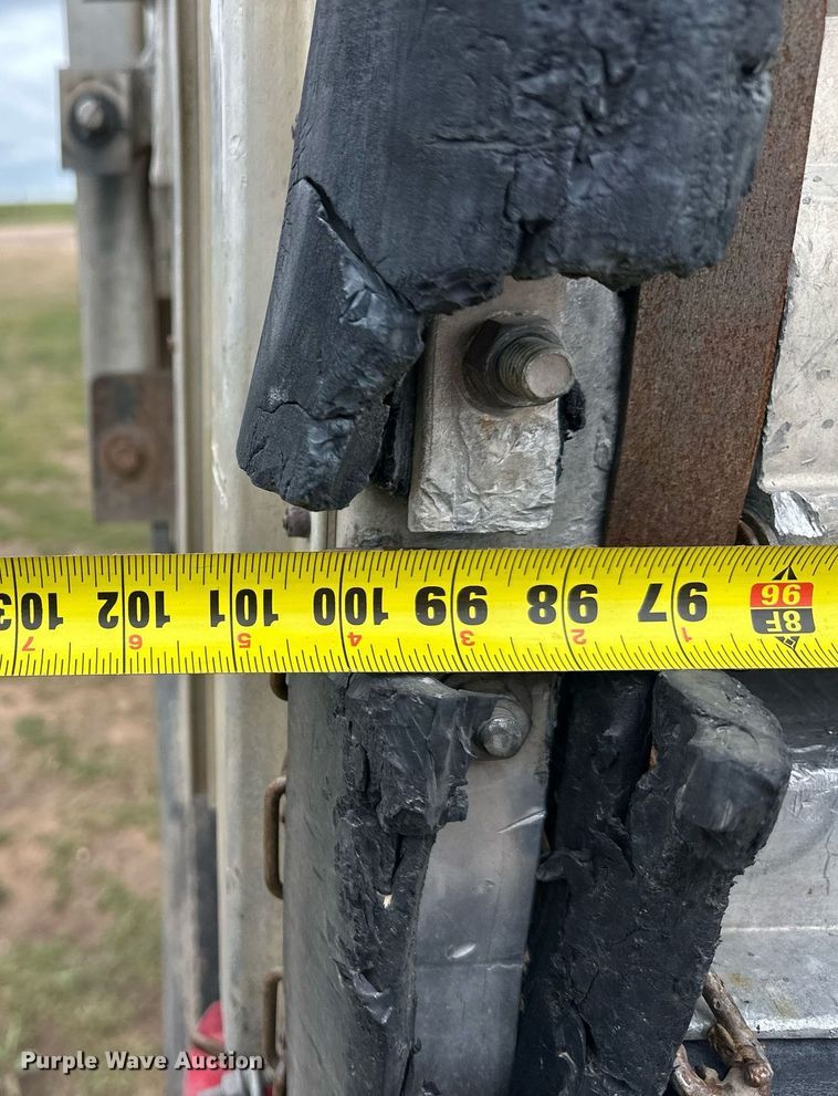 image for item EQ4862 1997 Wilson PSAL-303P livestock trailer