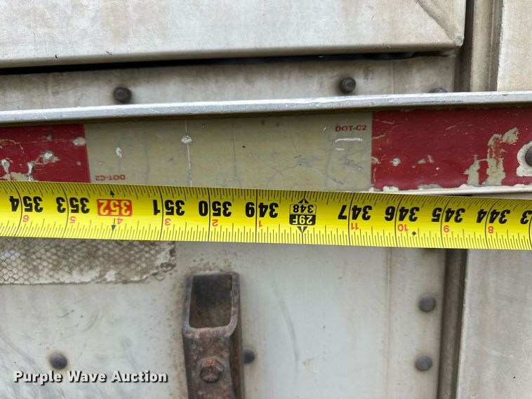 image for item EQ4862 1997 Wilson PSAL-303P livestock trailer