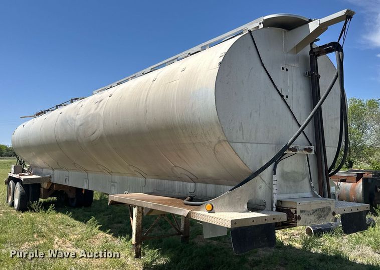 image for item ER8398 1993 Ledwell feed delivery trailer