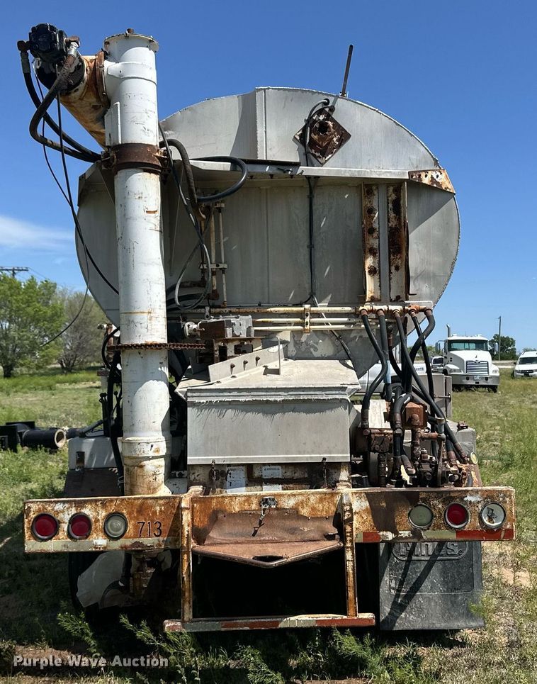 image for item ER8398 1993 Ledwell feed delivery trailer