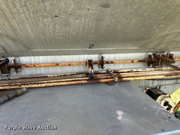 image for item ER8398 1993 Ledwell feed delivery trailer