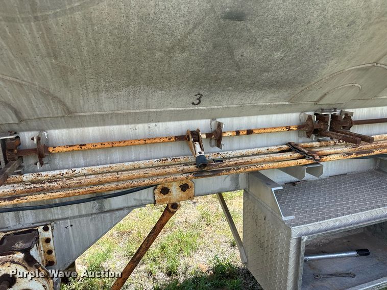 image for item ER8398 1993 Ledwell feed delivery trailer