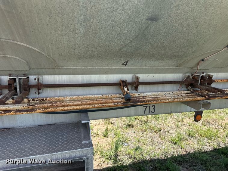 image for item ER8398 1993 Ledwell feed delivery trailer