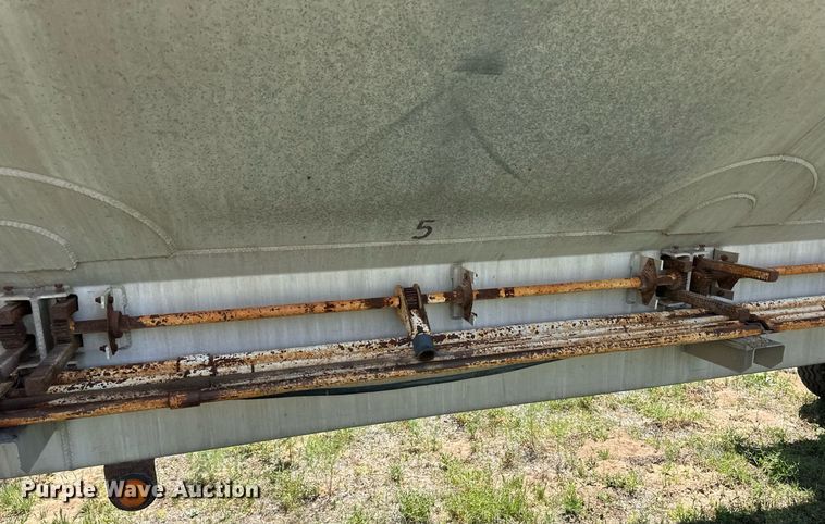 image for item ER8398 1993 Ledwell feed delivery trailer