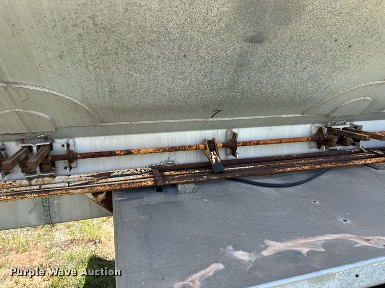 image for item ER8398 1993 Ledwell feed delivery trailer