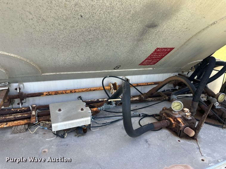 image for item ER8398 1993 Ledwell feed delivery trailer